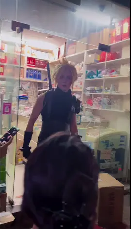 When Cloud Strife goes out for a stroll ☁️🌤️   Cosplayer: Nathaniel Huang Jingxiang (IG /REDnote: huangjingxiang)   #finalfantasy7 #ff7 #cloudstrife #cloudstrifecosplay #最终幻想7 #ファイナルファンタジー7 #クラウド・ストライフ #streetcosplay #huangjingxiang #cosplay #cos #fyp #foryou 