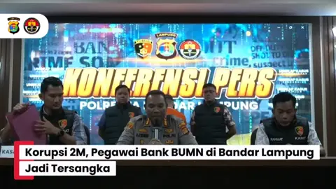 Satreskrim Polresta Bandar Lampung menetapkan seorang pegawai Bank BUMN berinisial YA (40) sebagai tersangka dugaan tindak pidana korupsi pemberian Kredit Modal Kerja (KMK) Tangguh tahun 2020. Akibat perbuatannya, negara ditaksir mengalami kerugian hingga Rp 2 miliar. Kapolresta Bandar Lampung, Kombes Pol Alfret Jacob Tilukay, menjelaskan bahwa kasus ini bermula dari pertemuan antara YA, yang saat itu menjabat sebagai Account Officer (AO) atau Relationship Manager (RM) BRI TelukBetung, dengan AW selaku Direktur PT Salzana Mandiri Mas pada 2019–2020. Dalam pertemuan itu, YA menyanggupi membantu pengurusan administrasi dan kelengkapan pinjaman kredit dengan syarat menerima komitmen fee sebesar 5-7 % dari nilai kredit yang akan diterima. Untuk meloloskan kredit, YA diduga memasukkan data dan dokumen yang tidak sesuai fakta. “Setelah kredit cair pada 30 November 2020, tersangka menerima fee berupa uang tunai Rp125 juta dari AW. Namun dana kredit yang seharusnya digunakan untuk usaha batubara tidak dipakai sesuai peruntukan, melainkan untuk kepentingan pribadi,” Kata Kombes Pol Alfret Jacob Tilukay, Selasa (16/9/2025). Berdasarkan hasil audit Badan Pengawasan Keuangan dan Pembangunan (BPKP), perbuatan tersangka menyebabkan kerugian keuangan negara sebesar Rp 2 miliar. Selanjutnya, adapun barang bukti yang berhasil disita yakni Uang tunai Rp125 juta; Fotokopi dokumen permohonan kredit dari Bank BRI; Surat penetapan jadwal lelang eksekusi hak tanggungan dari KPKNL Bandar Lampung; Tiga surat peringatan tunggakan pinjaman yang dikeluarkan BRI terhadap PT Salzana Mandiri Mas.  Atas perbuatannya, tersangka dijerat dengan Pasal 2 dan Pasal 3 Undang-Undang Nomor 31 Tahun 1999 sebagaimana diubah dengan UU Nomor 20 Tahun 2001 tentang Pemberantasan Tindak Pidana Korupsi. Ancaman hukumannya minimal 1 tahun dan maksimal 20 tahun penjara, serta denda paling sedikit Rp50 juta. (*)