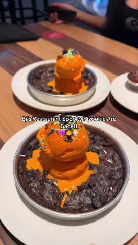 🎃💜Spooky PIZOOKIE are back at @bjsrestaurants !! #spookypizookie #pizookie #bjsrestaurant #spookytreats #bjshalloween 
