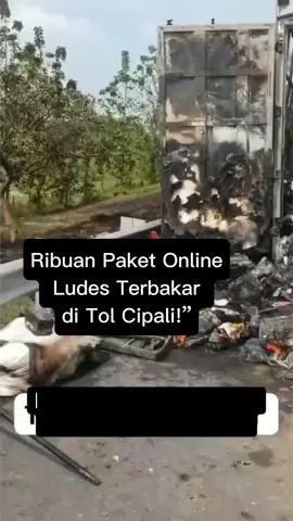 BREAKING NEWS Tragedi di Tol Cipali KM 87, Subang — Sebuah truk box pengangkut ribuan paket online terbakar pada Selasa siang (16/9/2025). 🔥 Api diduga berasal dari dalam kontainer. 🚒 Tiga unit damkar dikerahkan, pemadaman berlangsung hampir 40 menit. 🚗 Lalu lintas Jakarta–Cirebon sempat macet lebih dari satu jam. 💸 Ribuan paket belanja online ludes, kerugian ditaksir lebih dari Rp1 miliar. Alhamdulillah, tidak ada korban jiwa. 🙏 #Cipali #BeritaViral #TrukTerbakar #BreakingNews #BeritaHariIni  