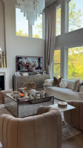 Today I spent some time sprinkling fall decor in my family room. Styled brown leaf stems with acorns in them, ranunculus stems and mum stems for my fall florals in this room. A few pumpkins and a pumpkin pillow and throw blanket. Candles to set the mood.  When I refresh my family room with seasonal decor, I like to remove everything, vacuum and bring back everything in. Then I layer in my decor. I used a lot of what I already had in here. A few new florals and a touch of new decor mixed it with some I’ve had for years and that was all I needed to get this room Fall ready. I went with browns and tans and neutrals with gold. Here’s how it turned out ❤️