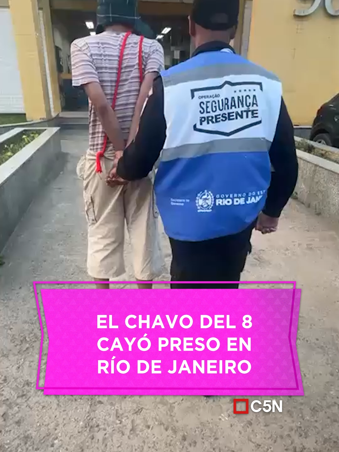 El Chavo del 8 cayó preso en Río de Janeiro por tenencia de marihuana La Policía Militar lo detuvo en la ciudad de Miguel Pereira durante una requisa en un colectivo. Fue imputado por uso y consumo de drogas y dejado en libertad tras prestar declaración. #c5n #2025 #elchavodel8 #brasil #Rio