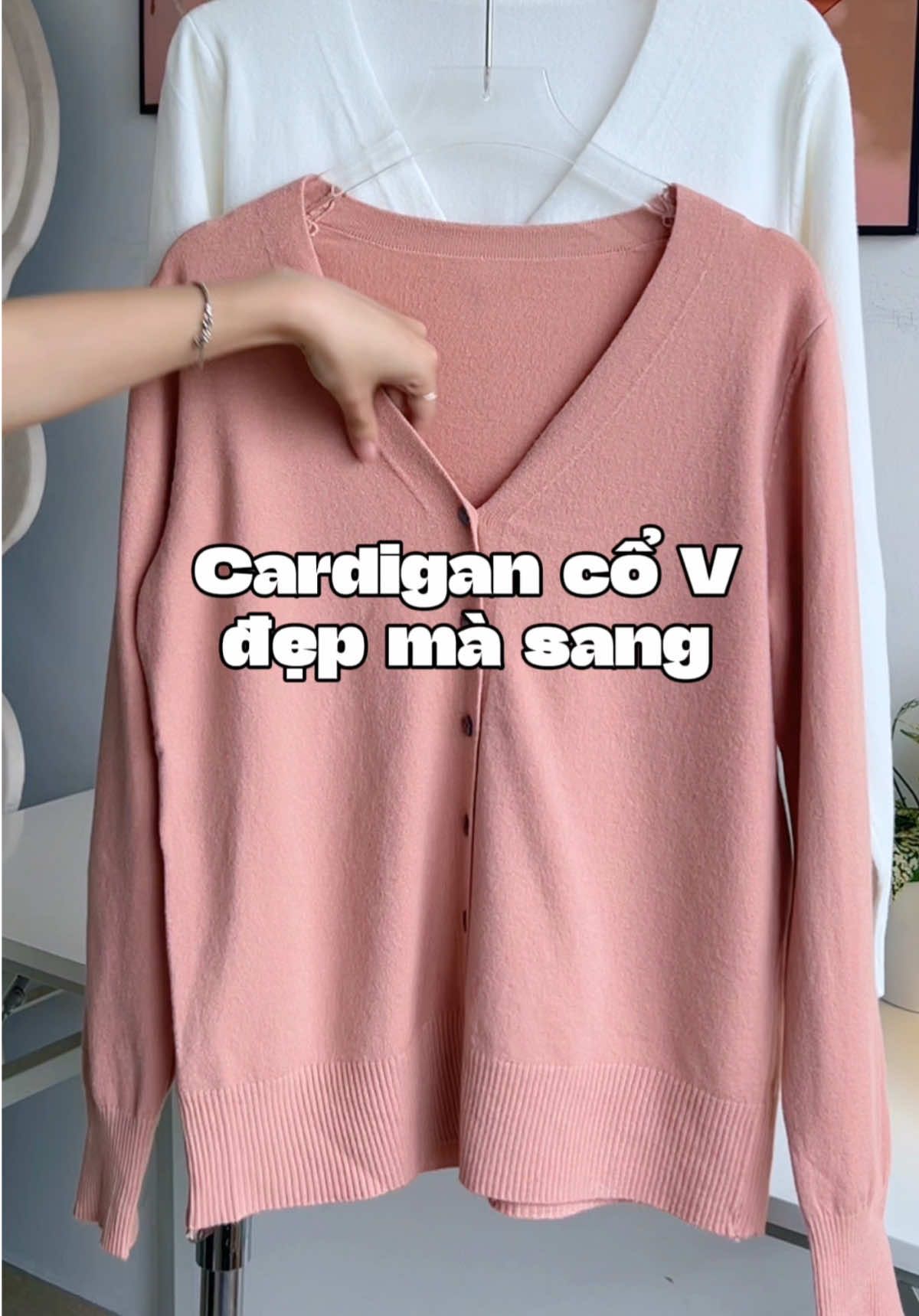 Cardigan cổ V, đẹp mà sang lắm nha 🥰💕#doxinhnhamelinfa #aolen #aolennu #aolendetkim #cardigan #mongtoghi #macdepmoingay #thoitrang 