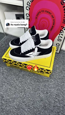 Membalas @ULZ Sepatu gemuk blucrat bisa nyala #sepatusneakers #sepatu #sepatugemuk #sepatunyala 