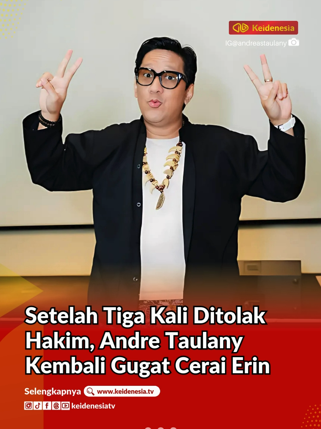 UPdates - Setelah tiga kali gagal bercerai karena gugatannya ditolak hakim, presenter dan komedian Andre Taulany akhirnya kembali mengajukan permohonan cerai pada istrinya, Rien Wartia Trigina atau Erin. Permohonan cerai talak yang ke-empat kalinya ini diajukan Andre Taulany Pengadilan Agama Jakarta Selatan pada tanggal 12 September 2025. Andre Taulany pertama kali mendaftarkan gugatan cerai talak di Pengadilan Agama Tigaraksa, Tangerang, pada 4 April 2024. Saat itu Pengadilan memutuskan menolak permohonan cerai Andre Taulany karena tak cukup bukti bahwa mereka sering bertengkar. Andre kemudian sempat berupaya banding atas putusan tersebut ke Pengadilan Tinggi Agama (PTA) Banten, tanggal 25 September 2024 namun putusan PTA Banten menguatkan putusan sebelumnya. Pada 9 April 2025, Andre kembali mengajukan cerai talak baru di Pengadilan Agama Tigaraksa, Banten. Pengadilan pun kembali menolak dengan alasan tidak berwenang mengadili perkara karena domisili Erin sebagai pihak termohon bukan berada di wilayah hukumnya. Erin berdomisili di Jakarta Selatan. 👉 Baca Selengkapnya di www.keidenesia.tv #updates #andretaulany #erintaulany #perceraianselebriti #beritaselebritis #artisindonesia #komedianindonesia #presenterindonesia #gugatanperceraian #perceraianartis #pengadilanagama #isuselebritis #beritahiburan #gosipseleb #infoselebriti #jakartaselatan #beritaterbaru #keidenesiatv #infotainment #trendingnews
