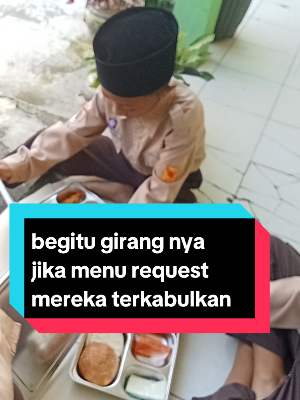 begitu girang nya mereka dikala menunya terkabulkan  mksh MBG BANJARNEGARA  BESOK Kabulkan lagi ya 🤣🤪 @agoezkazeo #mbg #banjarnegara #masukberanda #fyp 
