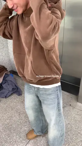 Everyday Essential Hoodie in vintage brown #hoodieseason #heavyweight #hoodie #streetwear #outfit 