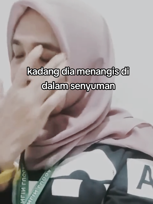 wajah tampak senyum tapi hati menahan sesak didada #storyhariini #livehighlights #kulipabrik #xyzbca #fyp 