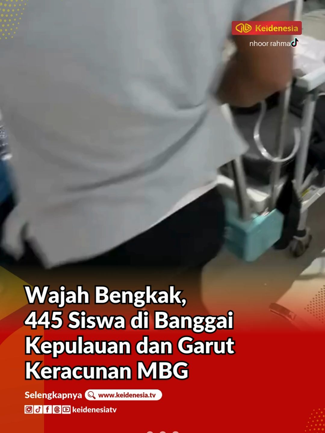 UPdates—Program Makan Bergizi Gratis (MBG) terus menjadi sorotan. Dugaan keracunan terus terjadi dan mengkhawatirkan masyarakat. Kasus terbaru terjadi di Kabupaten Banggai Kepulauan, Sulawesi Tengah dan Kabupaten Garut, Jawa Barat. Sedikitnya 445 siswa di dua daerah itu harus mendapat perawatan setelah menyantap menu MBG. Di Kabupaten Banggai Kepulauan, Sumatera Selatan, hingga Kamis pagi ini, sebanyak 251 siswa dari sekolah dasar hingga menengah atas dilarikan ke rumah sakit Rumah Sakit Umum daerah (RSUD) Trikora Salakan. Sebagaimana dilansir keidenesia.tv dari website resmi Kabupaten Banggai Kepulauan, dari total 251 siswa yang masuk ke rumah sakit sejak Rabu tersebut, 78 di antaranya masih dirawat intensif. Selebihnya, 173 lainnya sudah boleh pulang. Ratusan siswa ini berasal dari SMA 1 Tinangkung, SMK 1 Tinangkung, SDN Tompudau, SDN Pembina, SDN saiyong, dan MTS Alkhairat salakan. Keracunan massal ini diduga berasal dari olahan ikan jenis cakalang pada menu lauk MBG pada Rabu siang kemarin. “Indikasi/Gejala pada Siswa- Siswi yang terdampak keracunan sebagai berikut: gatal-gatal di seluruh badan, mual muntah, bengkak wajah, gatal tenggorokan, sesak napas, pusing, dan sakit kepala,” demikian penjelasan di website Pemkab Banggai Kepulauan. Di Kecamatan Kadungora, Kabupaten Garut, Jawa Barat, sedikitnya 194 pelajar mengalami keracunan massal usai menyantap menu MBG. Siswa yang jadi korban berasal dari MA Maarif Cilageni, SMP Siti Aisyah, SMA Siti Aisyah, dan SDN 2 Mandalasari. Seluruhnya menjalani perawatan di Puskesmas Kadungora. Ratusan siswa itu mengonsumsi MBG yang berasal dari dapur SPPG Yayasan Al Bayyinah 2 Garut, Desa Karangmulya, Kecamatan Kadungora, Garut. Menu yang dihidangkan yakni nasi putih, ayam woku, tempe orek, lalapan sayur, dan buah stroberi. Dua peristiwa keracunan yang viral di media sosial ini memantik kecaman warganet. Kekesalan netizen disebabkan karena keracunan MBG ini terus berulang. 👉 Baca Selengkapnya di www.keidenesia.tv #updates #makanbergizigratis #mbg #keracunanmassal #banggaikepulauan #garut #sulawesitengah #jabar #pelajarkeracunan #programmbg #beritaterkini #sekolahindonesia #viralindonesia