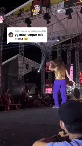 Membalas @abdimanaf888 benjol gak ya kena kepala😅 #nathalieholscher14 #pecah #fullgoyang #barselexpo2025 #kalteng 