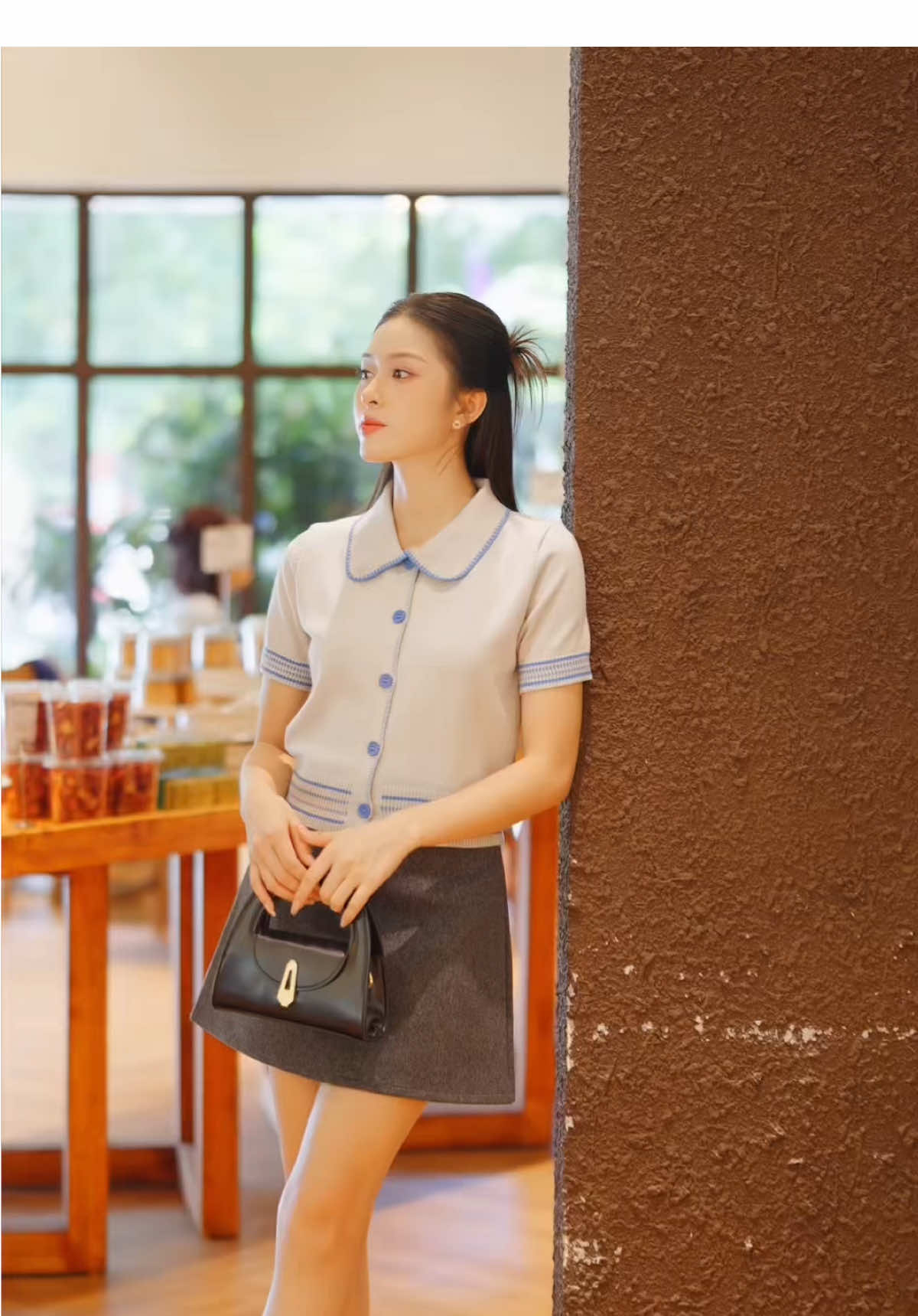 Tinh tế từng chi tiết trong thiết kế áo polo xám viền xanh nhà Mịn Daily #mịndaily #poloshirt #thoitrangnu #OOTD #aolendetkim 