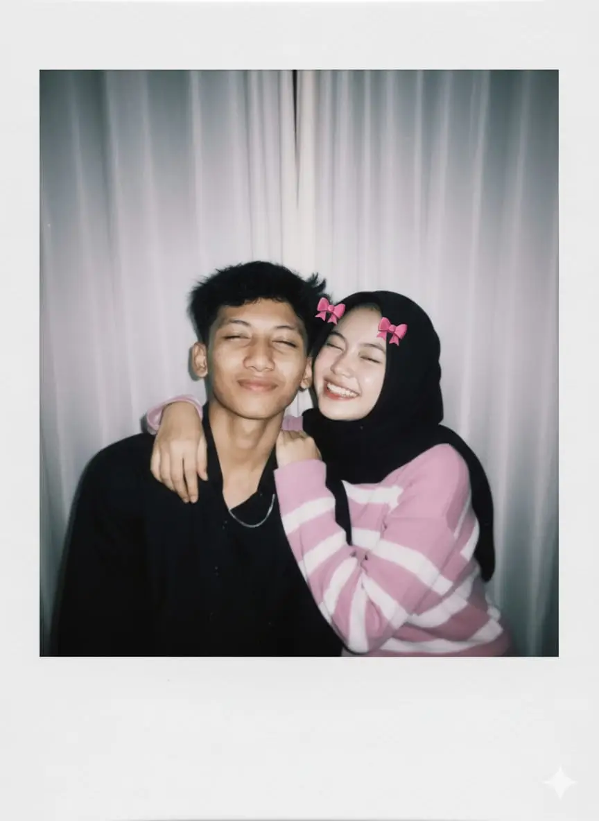 cara bikin foto polaroid bareng pacar tutorial edit foto polaroid ai  1.buka google  2.cari Gemini ai  3.tekan tanda + dipojok kiri terus pilih 2 foto kamu dan pasangan  4.salin teks dibawah ini terus tempel: buatlah gambar dari kamera polaroid .foto harus terlihat seperti foto biasa tanpa subjek dan properti yang jelas.foto tersebut harus memiliki sedikit efek blur dan pencahayaan yang konsisten seperti cahaya dari ruang gelap ganti latar belakang kedua orang itu dengan tirai berwarna putih dengan ekspresi laki laki tersenyum dan wanitanya tersenyum sambil merangkul menghadap kamera dan mata terpejam  5.klik tanda panah di samping kanan bawah 6.tunggu proses sampai selesa #fy #fotopolaroid #edit #gemini #ai #lewatberanda #trendfoto 