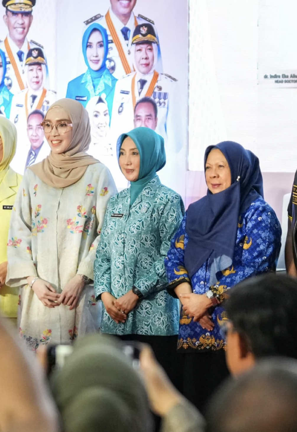 Berkesempatan membuka Talkshow Kesehatan Kulit dan Kecantikan yang digelar TP-PKK Sulteng bersama Meddocs Indonesia dan Alisa Skin Clinic. Saya berbagi tips sederhana mencegah flek hitam atau yang biasa kita sebut ‘sampularo’. Tidak harus skincare mahal, yang terpenting adalah rutin, cocok di wajah, dan tentu dibarengi dengan perawatan dari dalam. Saya menyebutnya “vitamin ketawa”, karena hati yang bahagia akan memancarkan kecantikan alami. Saya juga senang Ketua TP-PKK Sulteng @srynirwantibahasoan , turut menekankan pentingnya perawatan wajah secara alami, rutin, dan teratur. Semoga ilmu yang kita dapatkan hari ini bermanfaat, bukan hanya untuk diri sendiri, tapi juga bisa kita bagikan kepada banyak perempuan di sekitar kita. #sulawesitengah  #renylamadjido  #sulteng  #sultengnambaso