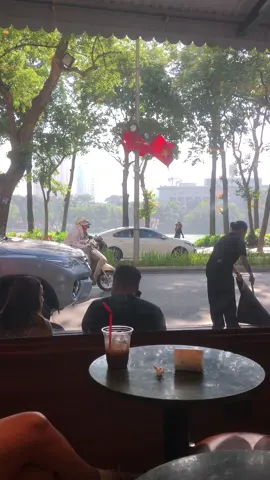 Hà nội mùa này kiểu…#muathuhanoi #muathu #highlands #caphesang #hanoifood 