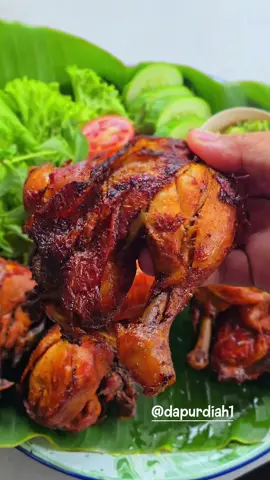 Jujuuurrr ini enaaaaaak bgt 😭😭😭 Wajib cobain titikkkk!!!! Ayam Goreng Bumbu Bacem Bahan : 1,5 kg ayam negri / pejantan 2 sachet Desaku Marinasi 3 lbr daun salam 3 lengkuas 80 gr gula merah 3-4 sdm kecap manis 800 ml air kelapa 1 sachet Desaku Bawang Putih Bubuk 1 Sachet Ladaku Merica Bubuk Bahan Sambel : Cabai rawit hijau Bawang merah Bawang putih Garam Gula pasir Penyedap #Ayambacem_satset #resepsatset #Bumbuajaib #Recipe 