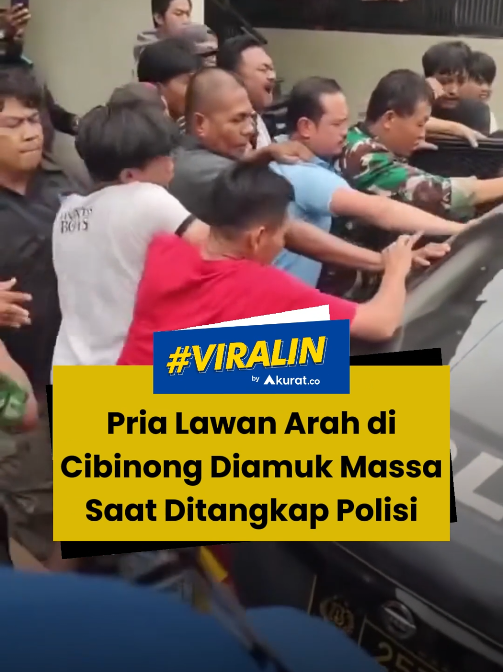 Membalas @opetstore112 Sebelumnya, Pria berinisial PH (27) itu ditangkap usai melakukan tindak kekerasan terhadap pengendara motor lain karena tidak terima ditegur usai lawan arah di Jalan Ciriung Cemerlang, Kelurahan Ciriung, Cibinong, Kabupaten Bogor, Jawa Barat, Rabu (17/9/2025). Massa yang emosi dengan sikap pria tersebut mencuri kesempatan untuk menghajarnya saat pihak kepolisian menahannya. 🎥: Instagram/andreli_48. #viral #polisi #cibinong #jawabarat #akuratco 