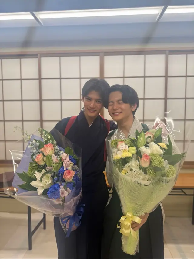 そして… 白野風希 役、 #齋藤潤 さん、 折江懸心 役、 #藤原大祐 さん！ クランクアップおめでとうございました！！ 因縁のライバル、2人揃ってクランクアップ👏
 役ではバチバチでしたがらほんとはとっても仲良しな2人です💓 #ちはやふる ーめぐりー🌸