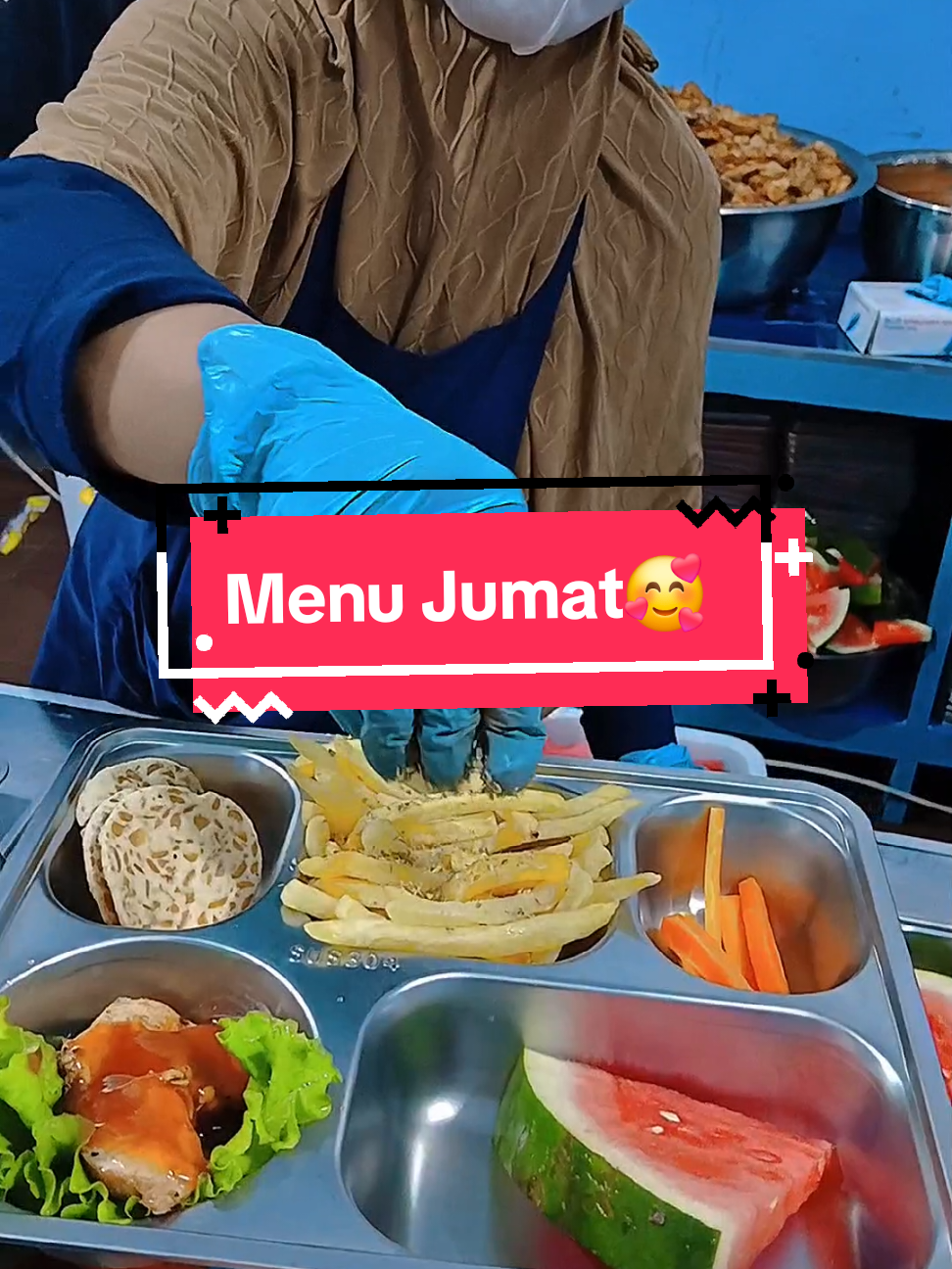 Menu Hari ini: 1. Kentang Goreng 2. Steak Ayam BBQ 3. Keripik Tempe 4. Selada, Wortel rebus 5. Semangka #sppgkuninganpancalang #sppg #fyp #mbg #makanbergizigratis 