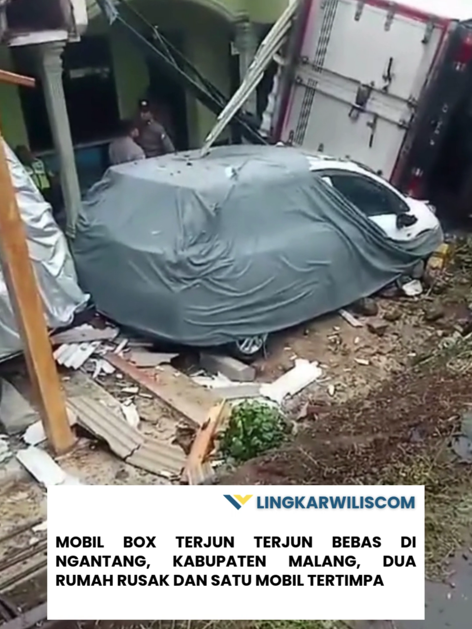 Mobil Box Terjun Terjun Bebas di Ngantang, Kabupaten Malang, Dua Rumah Rusak dan Satu Mobil Tertimpa Sebuah mobil box bermuatan mengalami kecelakaan dan terjun bebas ke permukiman warga di Jalan Abdul Manan Wijaya, Dusun Kaweden, Desa Mulyorejo, Kecamatan Ngantang, Kabupaten Malang, Kamis (18/9) sekitar pukul 15.00 WIB. Akibat mobil box terjun ke jurang di Dusun Kaweden Kabupaten Malang, dua rumah warga mengalami kerusakan cukup parah. Selain itu, akibat mobil box terjun ke permukiman, sebuah mobil yang terparkir di lokasi juga tertimpa kendaraan tersebut. Warga yang berada di sekitar lokasi langsung berhamburan keluar rumah setelah mendengar suara benturan keras. Proses evakuasi mobil box memerlukan waktu karena posisinya menghantam bangunan rumah warga. Hingga berita ini diturunkan, belum ada laporan resmi mengenai korban jiwa maupun luka-luka. Aparat kepolisian bersama petugas terkait masih melakukan pendataan serta penyelidikan lebih lanjut terkait penyebab kecelakaan. Informasi selengkapnya cek di lingkarwilis.com ya, link sudah ada di bio! #fyp #fypp #fypシ゚ #lingkarwilis #berita #viral #kecelakaan #lakalantas #ngantang #ngantangmalang #ngantangsantuypeople #ngantang24jam #malang #malang24jam #alfamart #indomaret #malangterkini
