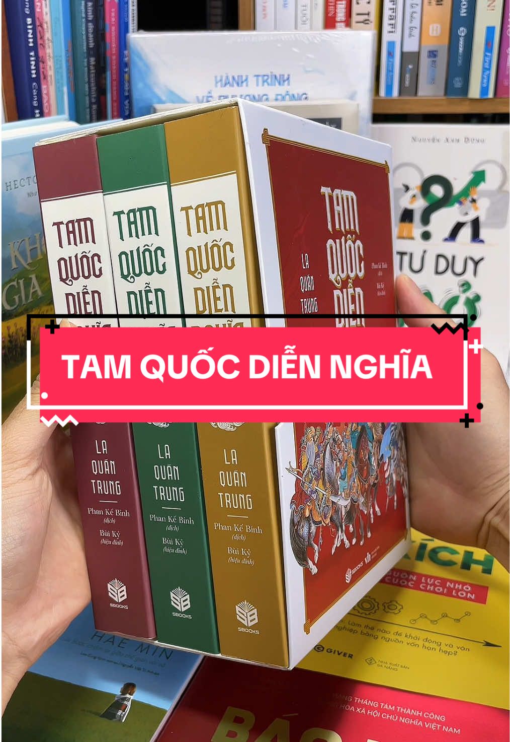 Tam Quốc Diễn Nghĩa – Bức tranh thiên hùng ca của mưu trí và quyền lực. Bạn muốn hiểu vì sao Gia Cát Lượng được xem là bậc thầy trí tuệ? Vì sao Quan Vũ trở thành biểu tượng trung nghĩa? Hay vì sao Tào Tháo vừa bị căm ghét vừa khiến người đời kính phục? Tất cả đều có trong Tam Quốc Diễn Nghĩa – bộ tiểu thuyết lịch sử kinh điển đã sống cùng thời gian hơn 600 năm. Tác phẩm không chỉ tái hiện thời kỳ loạn thế đầy biến động, nơi anh hùng xuất hiện như sao trời, mà còn mang đến những bài học bất hủ về chiến lược, nhân tâm, quản trị và nghệ thuật đối nhân xử thế. Đọc Tam Quốc Diễn Nghĩa, bạn sẽ thấy không chỉ là lịch sử Trung Hoa, mà còn là tấm gương phản chiếu cho đời sống hôm nay – nơi trí tuệ, bản lĩnh và lòng trung thành vẫn luôn là chìa khóa để thành công. Một bộ sách kinh điển mà bất kỳ ai yêu lịch sử, đam mê mưu lược và khát khao học hỏi nghệ thuật lãnh đạo đều phải sở hữu!#tiemsachbinhyen #BookTok #sach #sachhay #tamquocdiennghia 