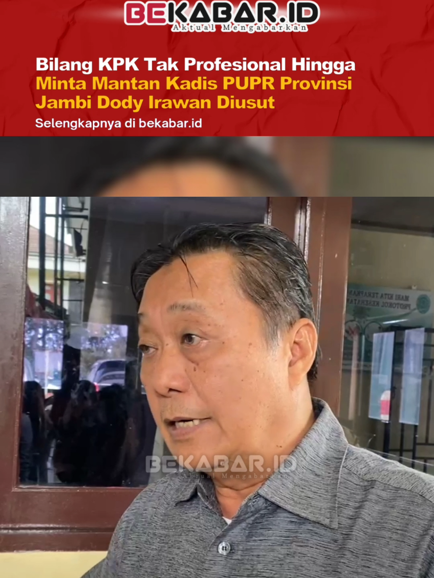 Sidang perkara ketok palu dengan terdakwa Suliyanti, mantan anggota DPRD Provinsi Jambi, di Pengadilan Tipikor Jambi pada Selasa (16/09/2025) berlangsung panas. Persidangan yang menghadirkan sejumlah saksi penting itu sempat diwarnai interupsi keras dari Chumaidi Zaidi, Wakil Ketua DPRD Provinsi Jambi periode 2014–2019. Di hadapan majelis hakim, Chumaidi menuding Jaksa KPK berlaku tidak adil dalam penetapan tersangka. Ia keberatan karena dirinya ditetapkan sebagai tersangka, sementara pihak yang memberi uang, yakni mantan Kadis PUPR Provinsi Jambi, Dody Irwan, justru lolos dari jeratan hukum. “Setiap OTT KPK, biasanya yang memberi dan menerima sama-sama jadi tersangka. Faktanya, Dody yang memberikan uang malah tidak ditahan. Gara-gara dia, saya jadi tersangka,” kata Chumaidi dengan suara lantang, sembari mengaku pernah menerima uang suap Rp 400 juta dari sopir Dody atas perintah langsung Dody Irwan. Pernyataan keras itu membuat suasana sidang memanas. Jaksa KPK memilih diam, sementara majelis hakim segera mengambil alih untuk meredam suasana. “Itu di luar konteks persidangan, ya,” tegas hakim menengahi. Selain Chumaidi, tiga saksi lain juga dihadirkan. Mereka adalah Kusnindar, mantan anggota DPRD yang disebut sebagai distributor uang ketok palu, Cornelis Buston, mantan Ketua DPRD Jambi, serta Wakil Ketua DPRD, Sebandar. Kusnindar dalam kesaksiannya secara blak-blakan mengakui perannya sebagai penyalur uang ketok palu kepada 47 anggota dewan. “Jumlah DPRD ada 55 orang, di luar pimpinan tambah tiga. Sebanyak 47 orang itu yang kami kasih,” ungkapnya. Ia bahkan merinci total uang yang disalurkan mencapai Rp 8,5 miliar, tidak termasuk pimpinan. “Kalau termasuk pimpinan, jadi Rp 8,6 miliar. Untuk anggota masing-masing Rp 200 juta. Semua itu ditentukan oleh Apif Firmansyah dengan catatan yang diberikan kepada saya,” jelasnya. Sementara, Suliyanti dalam kesaksiannya membantah mengetahui adanya aliran suap tersebut. Ia menyebut dirinya jarang hadir dalam rapat-rapat penting, termasuk di Badan Anggaran (Banggar) DPRD. 