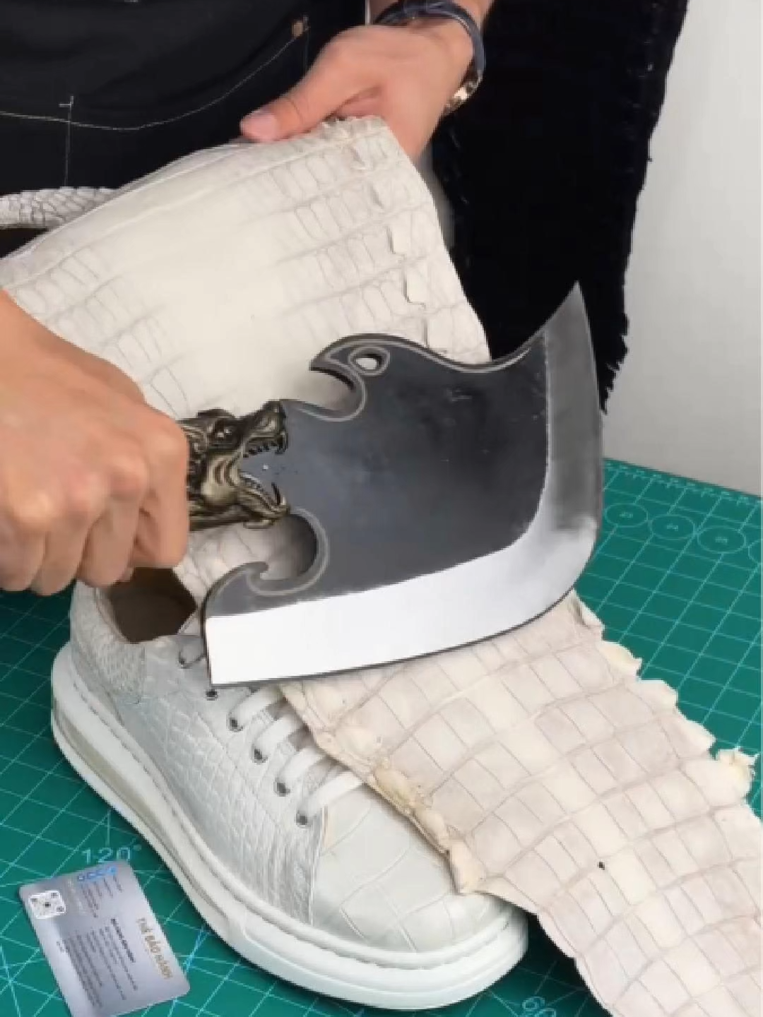 Tình nghĩa anh em bền chắc như Giày Sneaker thể thao da cá sấu màu trắng bạch tạng #giayluoinam #dodathucong #handmadeleatherbag #khautay #leathercraft #diyprojectvn #handmade #thucong