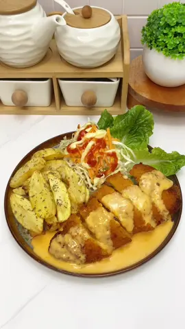 Mau makan enak kayak gini sekarang gak perlu ke resto lagi, masak sendiri di rumah bisa sat-set banget yang penting punya stock produk dari @maliameat.official yang bantu hemat waktu di dapur tanpa mengorbankan rasa. Hari ini aku bikin chicken cordon blue dengan saus keju yang simpel Bahan-bahan : - Chicken cordon blue @maliameat.official - Keju oles  - Bubuk keju - Larutan tepung maizena  - Kentang goreng  - Salad sayur Chicken cordon blue @maliameat.official 100% halal, tersertifikasi Internasional ISSO.  Yang mau beli produknya langsung klik link bio IG @maliamieat.official jangan lupa follow juga ya😍 #MaliaMeat #MaliaMeatOfficial #HalalPraktis #MakananEnakSetiapHari