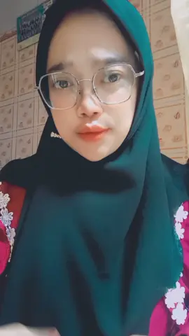 Assalamualaikum selamat siang ... baru pertama lipsing lagi kayak kaku gitu 😁🤭efek udah lama tak lipsing 🥰🥰... izin meramaikan soundnya yg enak banget nih ya adek kuhh 🤗🤗@chemoeng09 ...  seret Genk ARMAYA kuhh 🤗🥰..  @Mrs. Anshory 2  @Ardi alfaridzi Ardi  @daifan_saja  yuk yukkk gasskennn ..  Jambak bestie sekalian 🥰  @Faqih alfathiro  @Diana  @kaniajanuary14  #bollywoodsong  #dilbara 