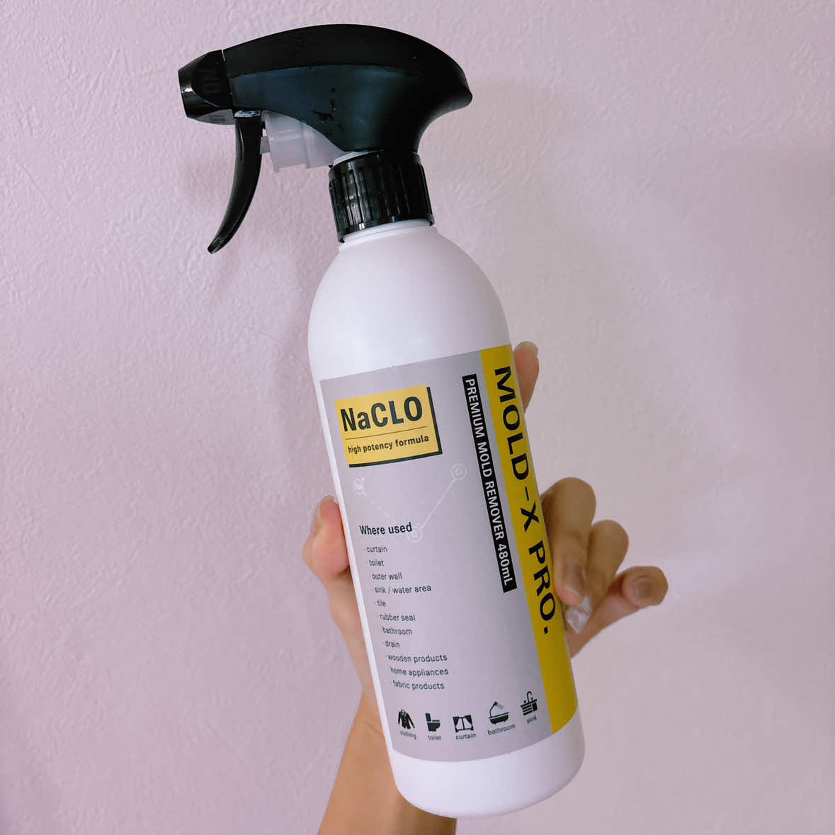 . MOLD-X PRO. 研究所生まれの「プロ仕様」！ 超強力 カビ取りスプレー . 有効成分高濃度配合で超強力にカビ汚れを除去してくれる、カビ取りスプレー！🔥 水回りの頑固な黒カビ汚れや排水溝の黒ずみ、さらにはカビだけでなくヌメリ菌や消臭にも効果的！これ1本で家中のお掃除ができちゃう😍😍 . お風呂場のパッキンの黒カビもスプレーして30分ほど待ったらきれいに消えた！すごいー🤣 . パケもおしゃれで、お掃除のやる気がUPする❤️ . . #PR#PRビ取り #カビ #お掃除 #掃除用品