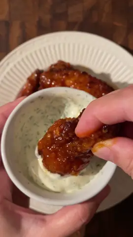 homemade BBQ chicken wings 🐔 english recipe is up on hescooks.com — linked in my bio! 🔗 ingredients: • 1 lb sayap ayam (≈500 g) • 1 cup buttermilk (240 ml) • 1 sdt garam • 1/2 sdt lada hitam • 1/2 sdt bawang putih bubuk Dry Coating: • 1 cup (125 g) potato starch (atau cornstarch – hati-hati, lapisan lebih rapuh) • 1/2 sdt masing-masing: bawang putih bubuk, bawang bombay bubuk, smoked paprika, bubuk cabai, garam • 1/4 sdt baking powder (opsional) Saus BBQ: • 1 cup (120 ml) saus tomat / ketchup • 1/4 cup (50 g) brown sugar • 1/4 cup (60 ml) apple cider vinegar • 1 sdm mustard (yellow or dijon) • 1 sdm Worcestershire sauce / kecap inggris • 1/2 sdt garam • 1/2 sdt smoked paprika • 1/2 sdt bawang putih bubuk • 1 sdt hot sauce (sesuai selera) • 4 sdm unsalted butter Note: • Jika tidak ada apple cider vinegar, bisa diganti cuka putih biasa. Untuk mengurangi rasa asam, gunakan 2–3 sdm (30–45 ml) cuka putih, jangan full 1/4 cup. • Jika tidak ada buttermilk, bisa diganti dengan susu cair biasa + perasan lemon atau cuka. Gunakan 1 cup susu cair + 1 sdm lemon / cuka, biarkan 5 menit hingga sedikit mengental. #barbecuechickenwings #chicken #wings #bbq #Recipe 