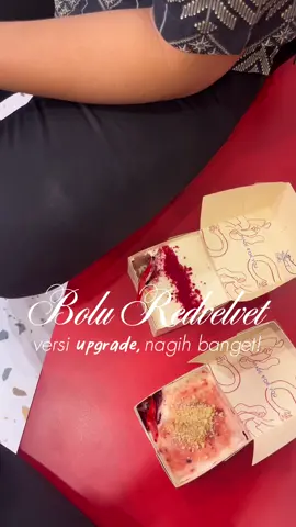 Bolu redvelvet versi upgrade👀 3 varian bolu red velvet cream cheese yang wajib kamu coba! 🍓 Strawberry crumble 🫐 Blueberry 🧀 Original Mau ngemil cantik atau sharing rame-rame, semuanya enak dan aesthetic bgt! @BONBIT  #boluredvelvet #bonbit #kulinerbandung #redvelvetcake #bolubandung 