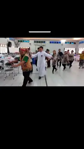 Luar Biasa Keren; Pastor Seratinus Jong, SVD asal Kalimantan Timur bersama keluarga👍Tarian Tumbambataq Dayak, diiring Lagu dan Musik 
