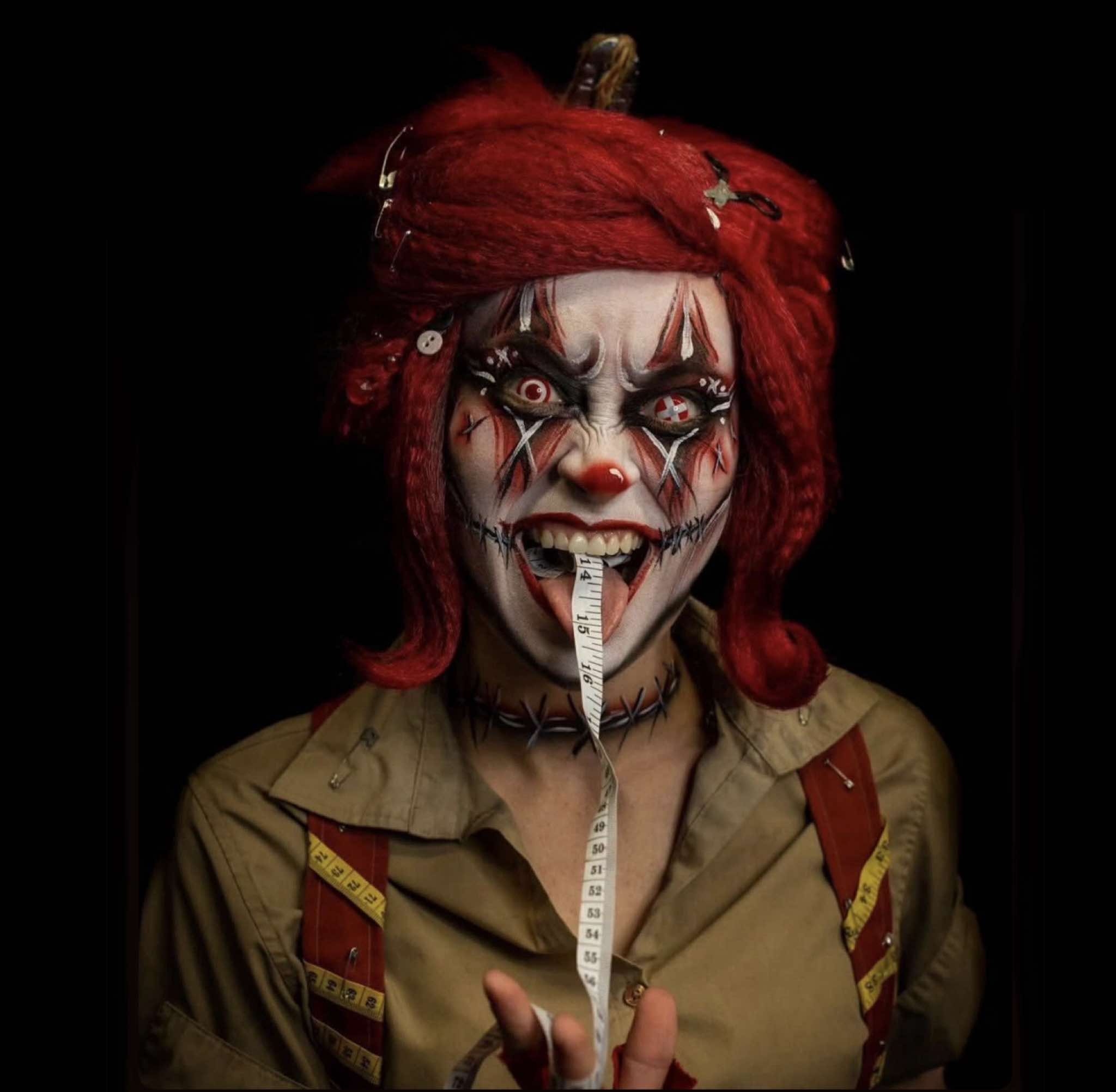 The scare actor behind Bobbins at Knott’s Scary Farm stepped away from the haunt scene in 2024. The hype & attention around her character blew up so much that it became overwhelming, & she needed to take a step back. I even noticed TikTok comments under old Bobbins clips asking if she’d ever make her return. Well good news! According to the @Haunt Bros Podcast on Spotify, she is coming back this year. Where she’ll be in the park or what character she’ll be bringing to life hasn’t been revealed yet, but just knowing she’s returning is exciting & we hope she enjoys gettting back out into the swing of things for haunt scene again! 🖤 🚨That said, always remember to respect the scare actors they pour so much energy into creating these unforgettable experiences. & most importantly, enjoy your time at Knott’s: the rides, the food, the scenery, and of course, the scares!🚨 #knottsscaryfarm2025  #knottsscaryfarm #bobbins #bobbinstheclown #hauntactor 