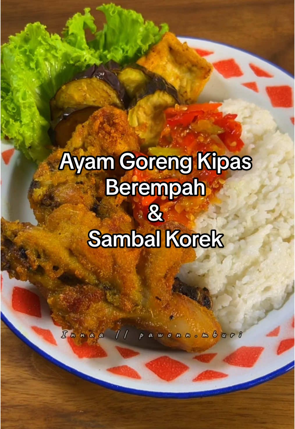 Ayam goreng kipas berempah & sambal korek. ✨  Save dulu buat ide masak nanti. Bahan: - 500 gram paha - 5 bawang merah - 5 bawang putih - 2 cm jahe - 2 cm kunyit - 1 sdm ketumbar - 1 batang serai ambil putihnya - 3 cm lengkuas - 1/2 sdt garam - 1 sdt lada - 3 sdm maizena 