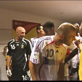 Zidane vs Brasil  - Cuartos de final 2006 🏆✨️ Zinedine Zidane tuvo una de las mejores actuaciones individuales de la historia del fútbol en el partido de cuartos de final del Mundial de 2006. El partido, que Francia ganó 1-0, es recordado por la clase magistral de Zidane, que controló el ritmo del juego, dominó el centro del campo y asistió a Thierry Henry en el único gol. #france #brasil #football #Viral #fyp 