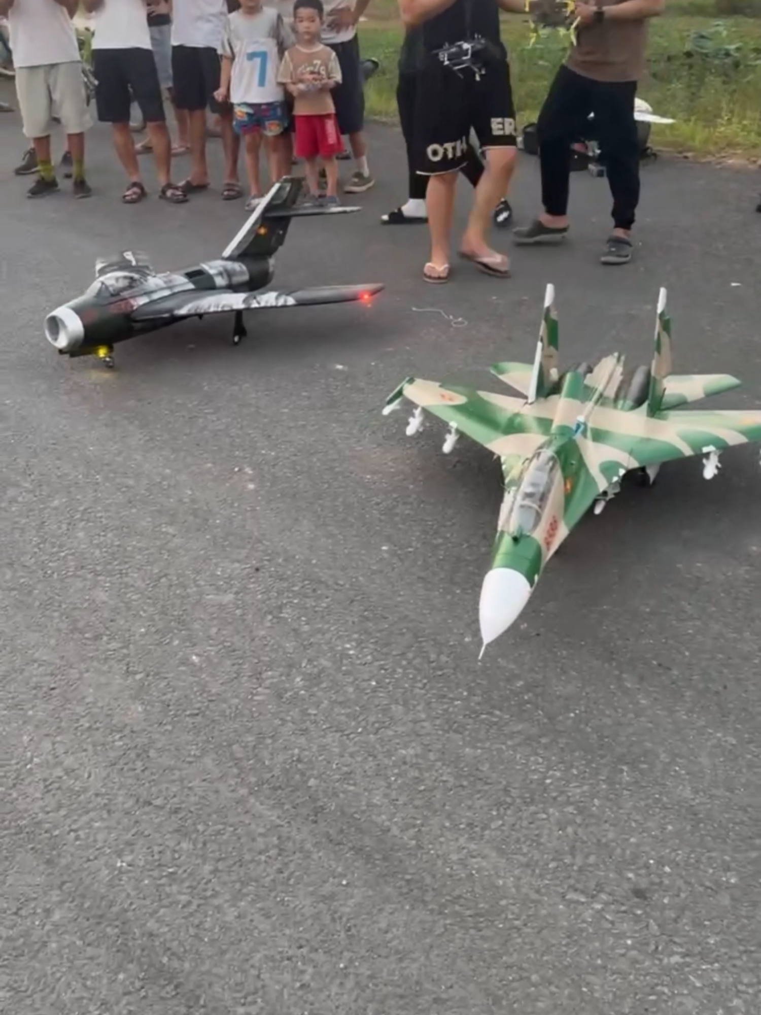Su27 gạ đua Mig17 #maybaydieukhien #su27 #mig17