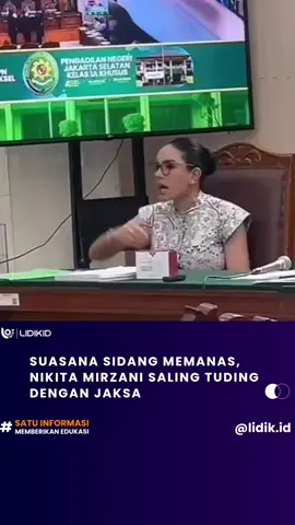 Lidik.id, Jakarta – Sidang kasus dugaan pencemaran nama baik dengan terdakwa artis Nikita Mirzani kembali digelar di Pengadilan Negeri Jakarta Selatan, Kamis (18/9). Persidangan berlangsung tegang setelah Nikita terlibat adu argumen dengan jaksa penuntut umum. Ketegangan terjadi ketika jaksa mengajukan pertanyaan yang dianggap tidak relevan oleh Nikita. Perdebatan itu memicu aksi saling tunjuk antara keduanya di hadapan majelis hakim. Situasi sempat memanas sebelum akhirnya hakim meminta sidang dilanjutkan dengan tertib. Majelis hakim menunda persidangan dan akan kembali digelar pekan depan dengan agenda mendengarkan keterangan saksi. #nikitamirzani #sidangnikitamirzani #viral #news 