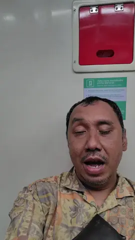 orang buta naik lrt: bawa bawaan banyak jadi lebih gampang naik transportasi ini!