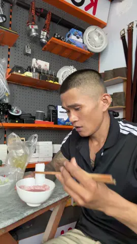 Ăn miếng cũng không yên nữa