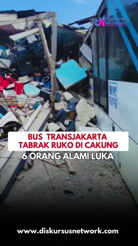 Diduga alami rem blong, satu unit bus TransJakarta koridor 11 menabrak bangunan rumah toko (ruko) di kawasan Cakung, Jakarta Timur, Jumat (19/9) pagi. Akibat kejadian itu, 6 orang alami luka dan jalani perawatan di RS Pondok Kopi. Kini, bus tersebut telah dievakuasi.   #Bustransjakarta #cakung #tabrak #ruko #koridor11