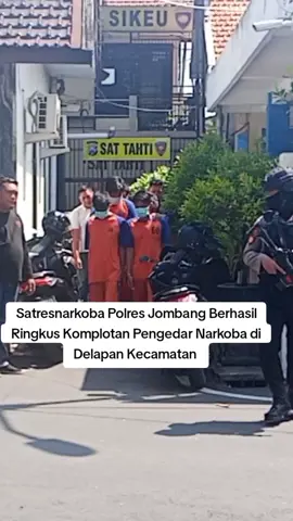 Satresnarkoba Polres Jombang Berhasil Ringkus Komplotan Pengedar Narkoba di Delapan Kecamatan  MMCNEWS.ID | Satuan Reserse Narkoba (Satresnarkoba) Polres Jombang berhasil mengungkap sindikat pengedar narkoba skala besar di wilayah Kabupaten Jombang. Dalam konferensi pers yang digelar Jumat (19/09/2025), polisi mengumumkan penangkapan 11 pelaku dari 6 kasus berbeda sepanjang September 2025. ​Kapolres Jombang, AKBP Ardi Kurniawan, mengungkapkan penangkapan ini berawal dari laporan masyarakat. 