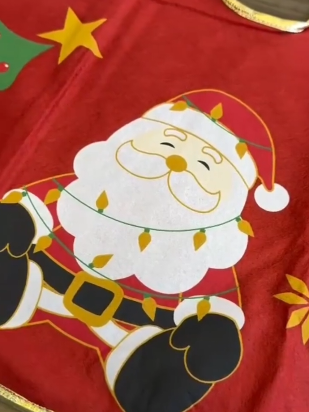 🎄Nossa saia de árvore de Natal deixa sua decoração ainda mais charmosa, cobre os pés da árvore e valoriza o ambiente com muito estilo! 📍Link 👇 você pode copiar e colar  https://s.shopee.com.br/6VEaiUMhVb #saiadearvoredenatal #decoracaodenatal #natal #decoracao #decoraçãonatalina 