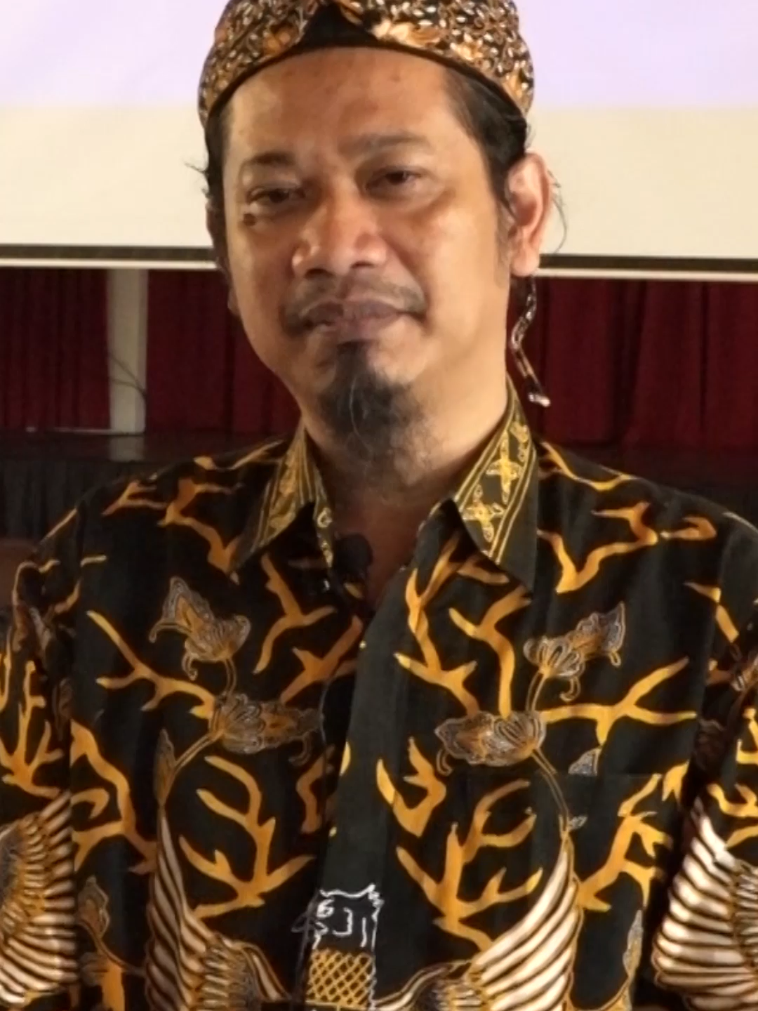 Ken Setiawan Pendiri NII Crisis Center menyampaikan pandangannya tentang tantangan dalam membangun kerukunan antarumat beragama di era digital saat ini, serta bagaimana cara mengatasi intoleransi di kalangan generasi muda' , Ratusan peserta dari berbagai latar belakang hadir mengikuti acara Diskusi Lintas Agama yang mengusung tema: “Tokoh lintas agama sebagai jembatan kerukunan mengatasi perbedaan untuk membangun kesatuan.” Acara yang terbuka untuk umum ini menjadi ruang dialog yang mempertemukan tokoh-tokoh penting dari berbagai bidang, termasuk pemerintahan, tokoh agama, serta aparat penegak hukum. Suasana damai dan penuh kehangatan tampak di Aula Maria Ratu Rosari, Gereja St Matias Rasul, Duri Kosambi, Jakarta (17/09/25). #niicrisiscenter #lintasagama