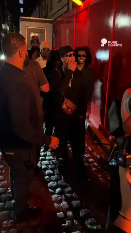 ✨🔥 Central Cee spotted en plein cœur de Mayfair pendant la Fashion Week de Londres ! Le rappeur star UK a fait sensation lors d’une soirée privée ultra-sélect, entouré de créateurs, mannequins et VIP venus célébrer la mode et la musique. Style affûté, vibes branchées et ambiance londonienne chic au rendez-vous. 📸 Retour sur ce moment exclusif. 👉 #PureShort #Purecharts #CentralCee #LondonFashionWeek #Mayfair    