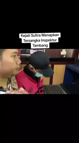 Penyidik Tindak Pidana Khusus (Pidsus) Kejaksaan Tinggi Sulawesi Tenggara (Kejati Sultra) kembali menetapkan dua tersangka baru dalam perkara Tindak Pidana Korupsi (TPK) penyalahgunaan wewenang terkait penerbitan persetujuan sandar dan berlayar kapal pengangkut ore nikel. Penetapan ini menjadikan total sembilan orang tersangka dalam kasus yang merugikan negara hingga Rp 233 miliar.   Dua tersangka terbaru yang diumumkan pada hari Jumat ini adalah Sdr. RM, seorang pihak swasta yang berperan sebagai perantara pengurusan Rencana Kerja dan Anggaran Biaya (RKAB) PT. AM, serta Sdr. AT, Inspektur Tambang Kementerian ESDM RI yang ditugaskan di Provinsi Sultra.   Peran Kunci dalam Pemalsuan Dokumen:   Tersangka RM diketahui merupakan orang yang diminta oleh tersangka MM (yang telah ditahan sebelumnya) untuk mengurus dokumen RKAB tahun 2023 PT. AM. Dalam prosesnya, RM menerima uang miliaran rupiah dari MM yang kemudian didistribusikan kepada sejumlah pihak yang terlibat, termasuk kepada tersangka AT.   Sementara itu, tersangka AT, yang pada tahun 2022 bertugas sebagai salah satu anggota tim pembinaan dan pengawasan (Binwas) Kementerian ESDM, menerima permintaan dari RM untuk membuat dokumen RKAB PT. AM tahun 2023. Dokumen fiktif ini seolah-olah menyatakan bahwa PT. AM telah melakukan kegiatan penambangan pada tahun 2022, padahal faktanya tidak demikian. Dokumen yang tidak benar tersebut kemudian disetujui oleh Kementerian ESDM RI. #inspekturtambang  #kejatisultra  #kejagung  #fyp  #fyppppppppppppppppppppppp 