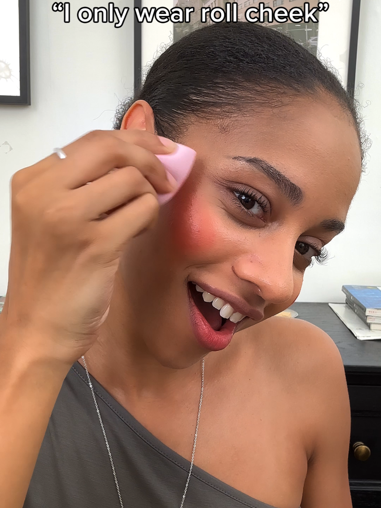 One blush is all you need for sunburnt makeup look ☀️✨ her go-to is juicy roll cheek in rare apple 🍎 #romand #juicyrollcheek #surnburntmakeup #blush 