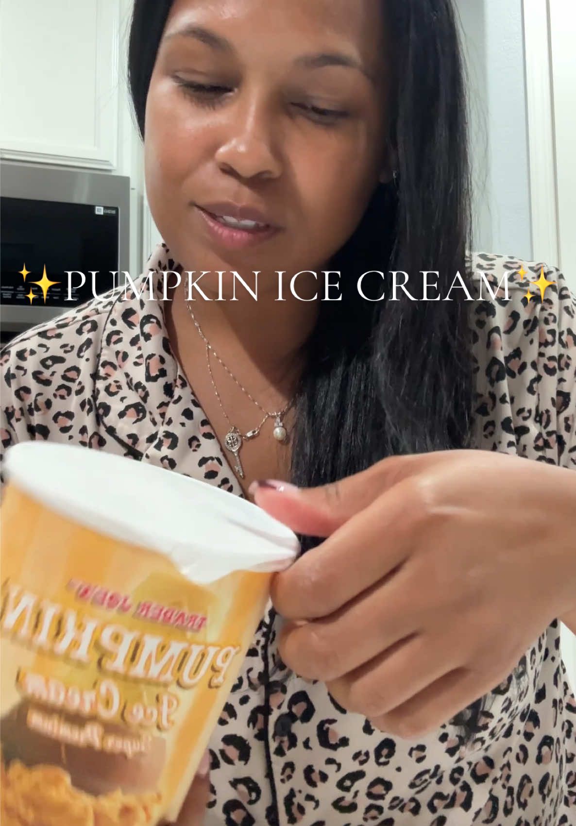 If you like the taste of Pumpkin then you’re going to LOVE this ice cream 🎃 🍨. #traderjoesmusthaves #seasonalfood #latenightsnack #FoodReview #traderjoesfoodreviews #PumpkinIceCream #pumpkinseason 