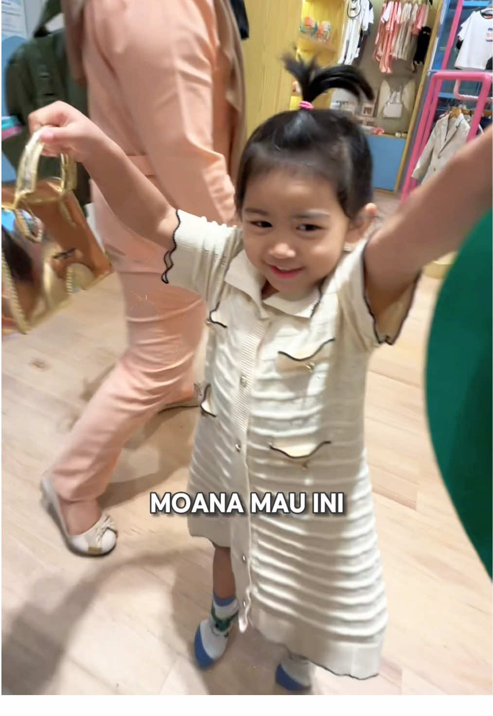 Siapa yang mau ikut shopping?tapi follow tiktok aku duluu yaa🤏🏻😋