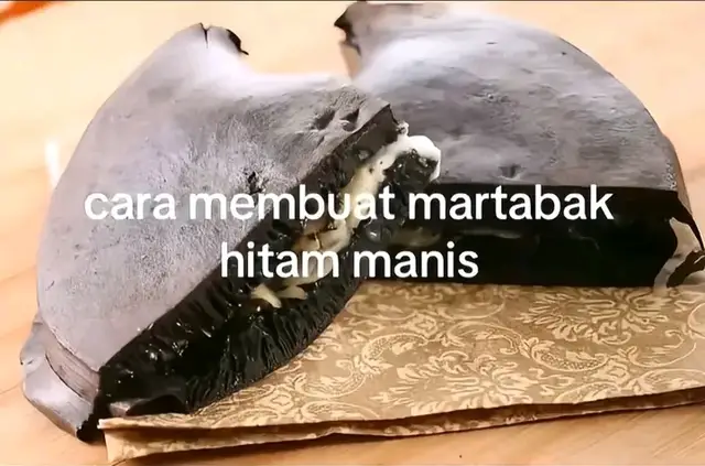 📌RESEP MARTABAK HITAM MANIS mini Bahan: Tepung terigu segitiga 250gr Gula 75 gr Susu cair 350 ml Baking powder 1/4 sdt Telur utuh 1btr Kuning telur 1 Garam 1/4 sdt Mentega cair 2 sdm Soda kue 1/2 sdt Butter buat olesan Susu kental manis Cara: Aduk semua bahan kecuali soda kue dan mentega cair Diamkan 1 jam Masukkan mentega cair aduk rata Masukkan soda kue.aduk rata Panaskan cetakan martabak Masukkan adonan.gunakan api sedang Tunggu sampai berlubang Beri taburan gula.tutup Masak sampai matang. Angkat kemudian olesi dgn butter Beri topping sesuai selera.terakhir beri susu kental manis. Selamat mencoba. #fyppppppppppppppppppppppp #TREND 