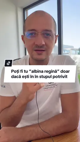 Poți fi tu “albina regină” doar dacă ești în în stupul potrivit #online #planb #libertate #oportunitate #curaj Albinele mai ascund un secret uimitor. Când stupul își pierde regina – singura care poate da viață coloniei și menține ordinea în societatea perfect organizată – totul pare pierdut. Viața din stup încetinește. Fără ouă noi, viitorul dispare. În doar câteva săptămâni, colonia riscă să se stingă. Dar albinele nu intră în panică. Nici nu așteaptă salvarea din exterior. Într-o demonstrație de inteligență colectivă și instinct profund, declanșează o procedură de urgență spectaculoasă, greu de imaginat pentru o lume guvernată de insecte. ◆ Transformarea începe cu o alegere simplă, dar esențială Albinele lucrătoare selectează câteva larve obișnuite – aceleași care, în mod normal, ar fi devenit simpli muncitori. Nu sunt speciale. Nu s-au născut diferit. Dar acum, destinul lor se schimbă complet. Ele sunt alese să primească o hrană specială: lăptișorul de matcă. O substanță rară, produsă de albinele doici, bogată în proteine, vitamine și compuși bioactivi. Este hrană regală în sensul cel mai pur. Larva care este hrănită exclusiv cu această substanță nu mai urmează calea obișnuită. În doar câteva zile, corpul ei se dezvoltă diferit. Ovarele i se activează. Corpul devine mai mare, mai puternic. Durata de viață crește de aproape 20 de ori. În loc de muncă, va domni. În loc de rutină, va da viață. ◆ Regina nu este aleasă după gene. Este creată Ceea ce face ca acest proces să fie cu adevărat fascinant este faptul că albinele lucrătoare și regina provin din același cod genetic. Nu ADN-ul hotărăște destinul. Ci nutriția. Îngrijirea. Decizia stupului. Este ca și cum, într-o societate umană, ai putea lua un copil obișnuit și, oferindu-i hrana potrivită, mediul potrivit, susținerea potrivită, l-ai transforma într-un lider cu totul excepțional. Fără operații genetice. Fără intervenții artificiale. Doar prin sprijin și viziune. ◆ Un lider se naște din criză Această metamorfoză nu salvează doar larva. Salvează întreaga colonie. Odată ce noua regină este gata, ea preia conducerea stupului, începe să depună ouă, reface ordinea și dă un nou ciclu de viață colectivului. Dintr-o amenințare de dispariție, colonia renaște mai puternică, mai organizată, mai echilibrată. ◆ O lecție tăcută, dar profundă Albert Einstein spunea: 